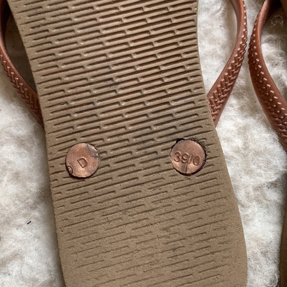 4/$20 🔷 Havaianas Gold Champagne Color Flip Flops Summer - Picture 3 of 4